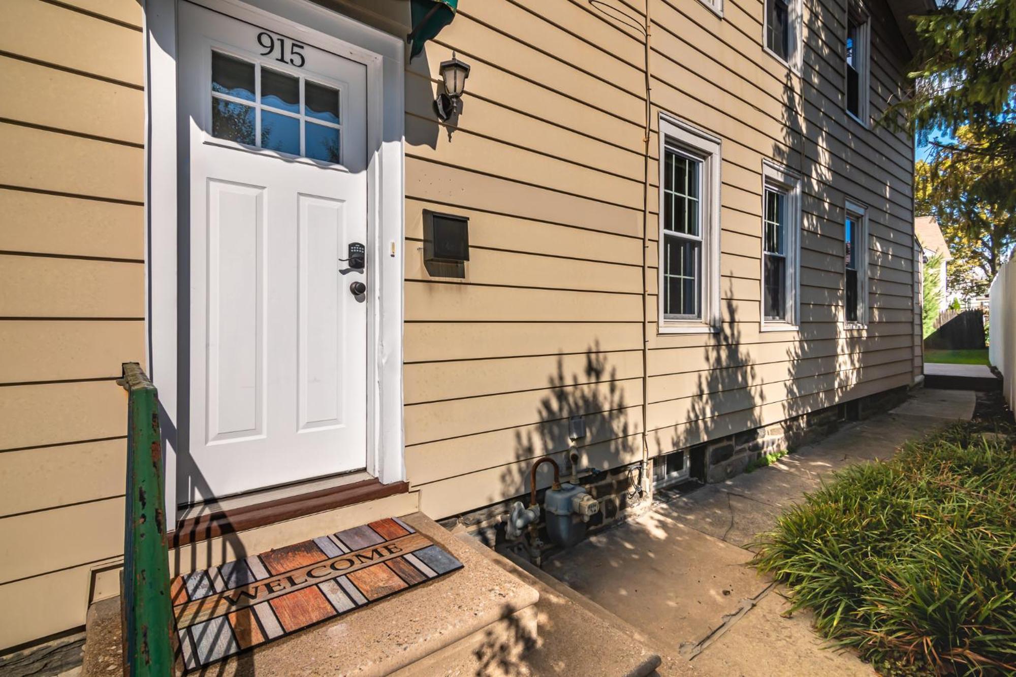 New - Mainline Train, Colleges, Hospital Bryn Mawr