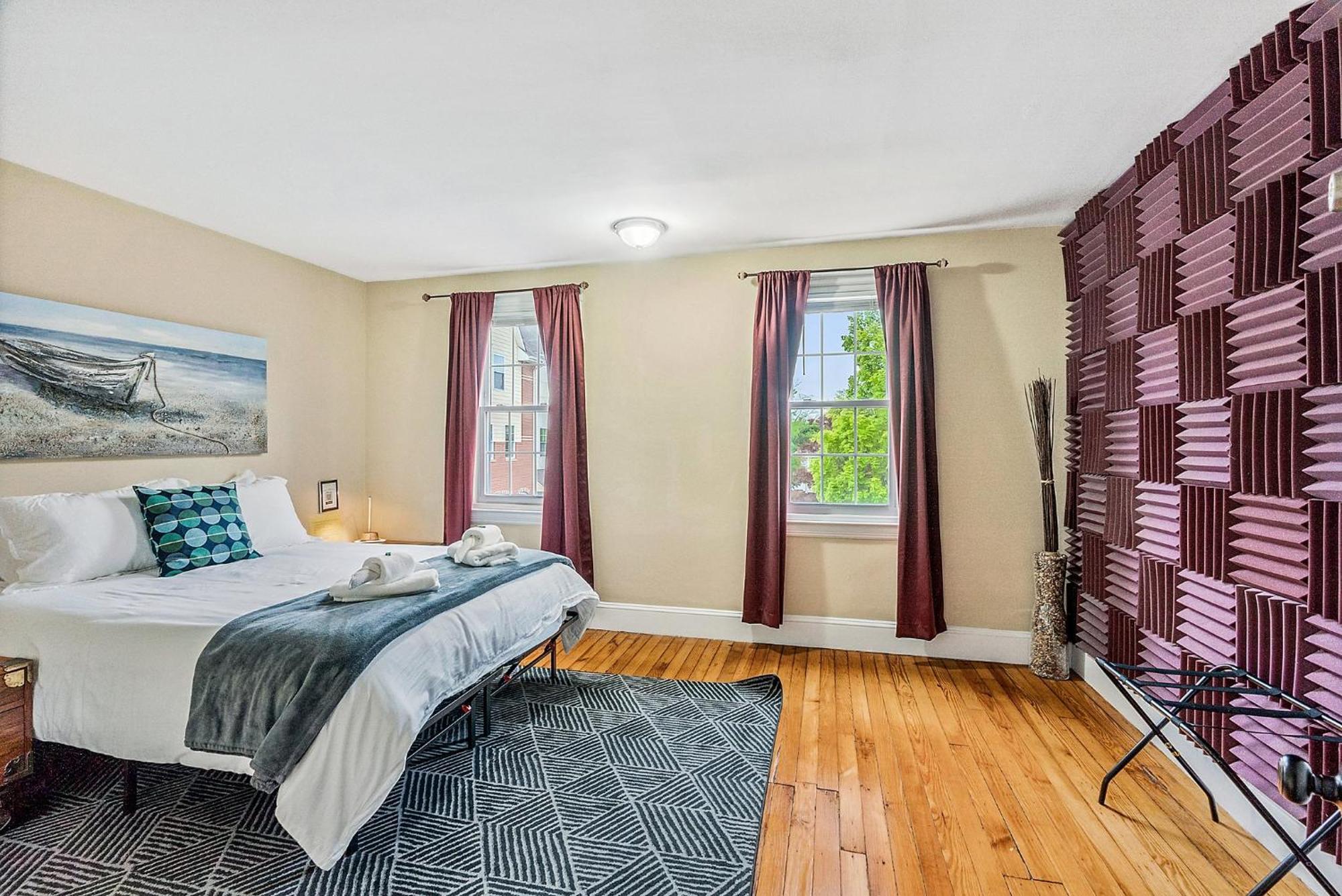 New - Mainline Train, Colleges, Hospital * Bryn Mawr