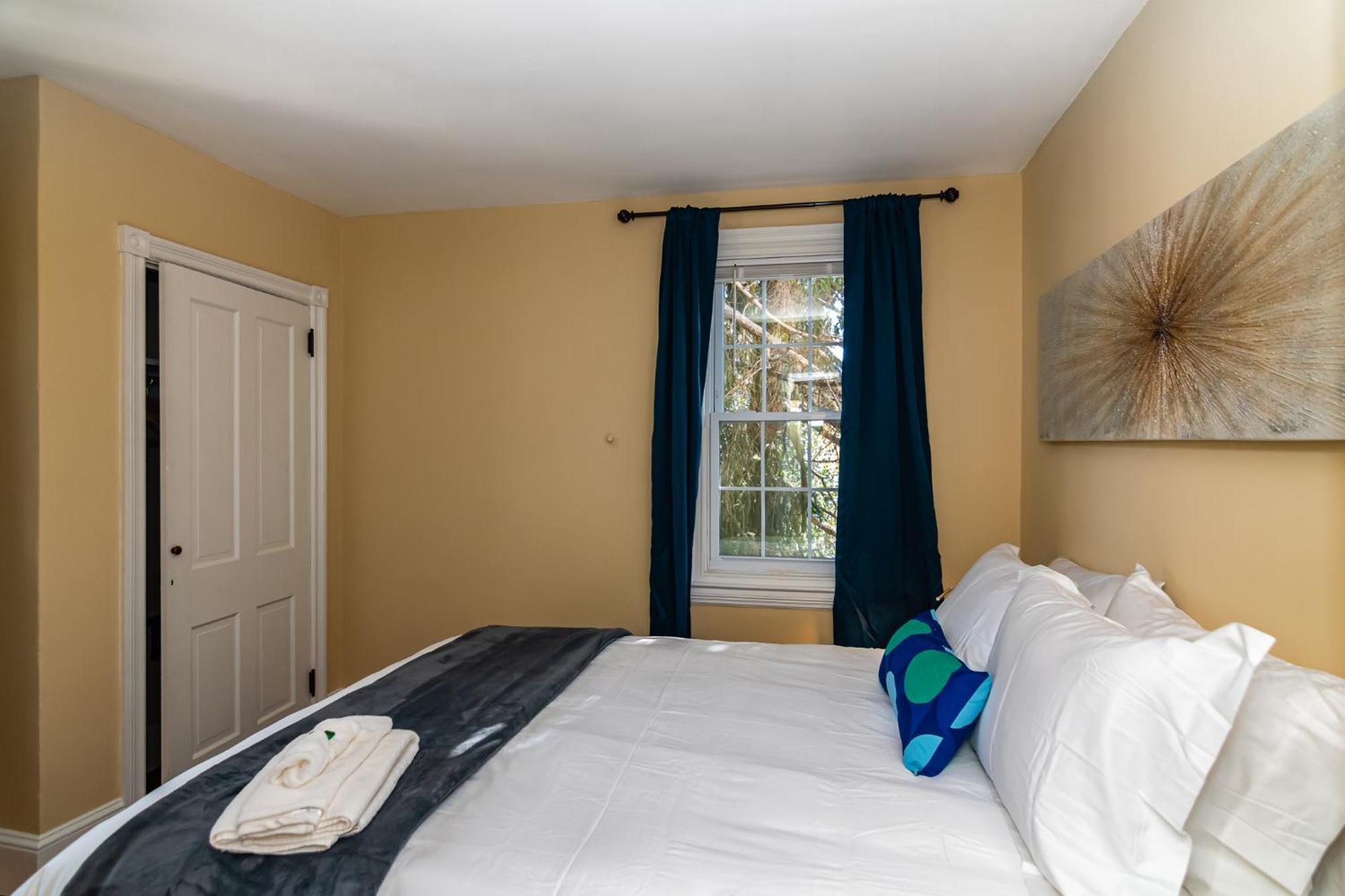 New - Mainline Train, Colleges, Hospital Bryn Mawr