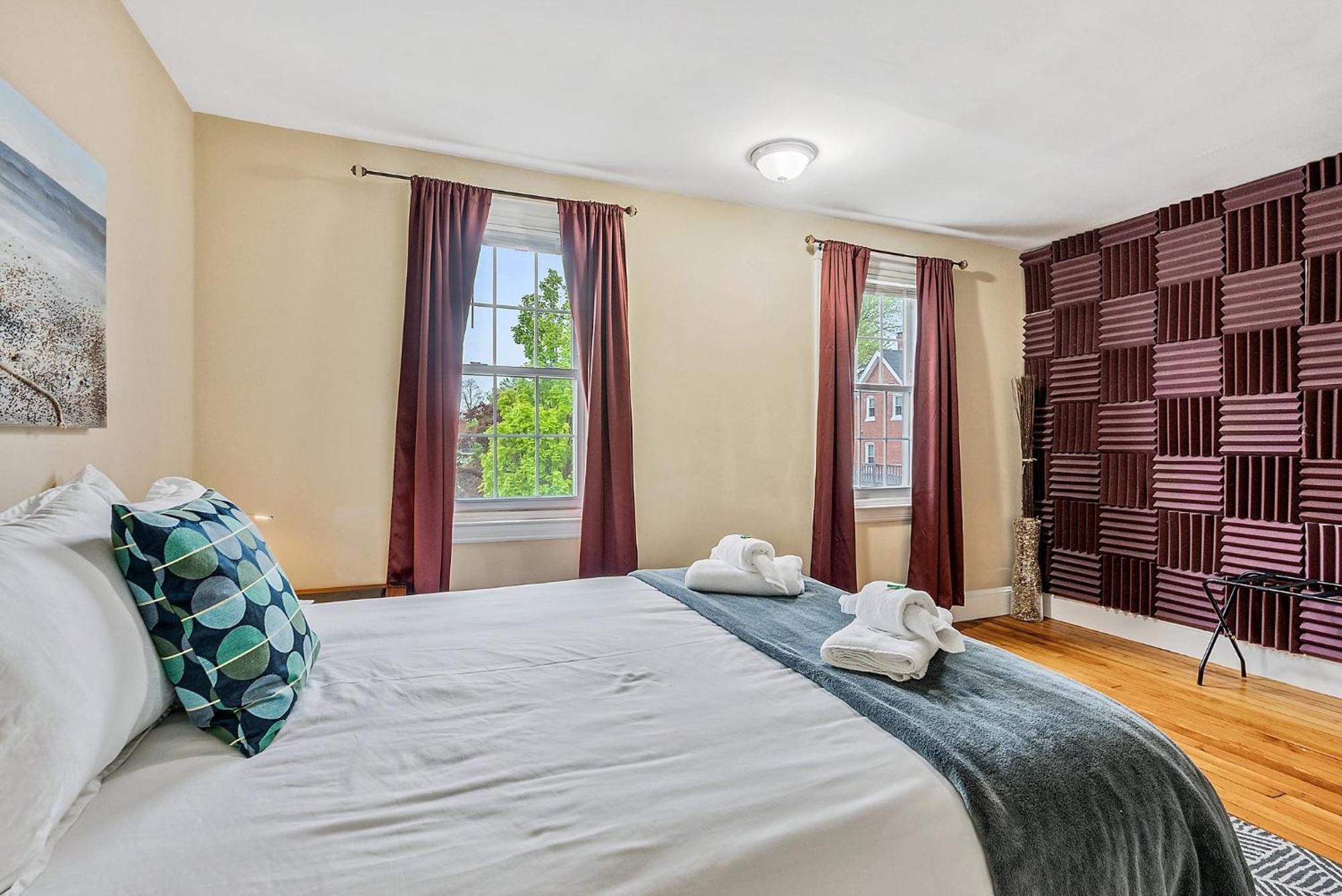 New - Mainline Train, Colleges, Hospital Aparthotel Bryn Mawr